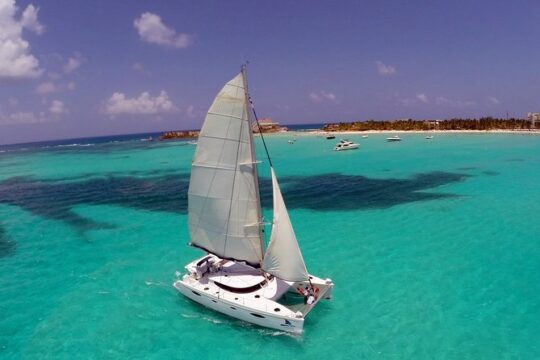 Deluxe Isla Mujeres sailing tour with transportation