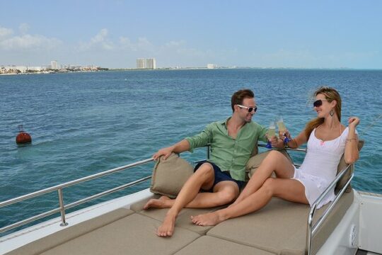 Catamaran Isla Mujeres Platino + Open Bar & Beach Club