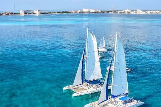 Go to Isla Mujeres In a catamaran with all inclusive from Cancun book now!