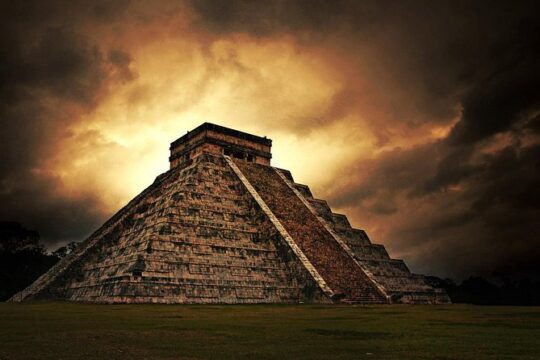 Discover Chichén Itzá with our VIP tour, Valladolid and a Cenote in one day.