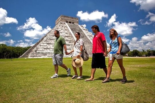 Discover the wonder of the world of Mexico, Chichen Itza, from Cancun or Riviera