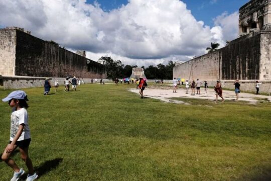 Deluxe Chichen Itza Tour Expedition with 2 Cenotes & Buffet