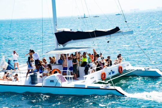 Catamaran to Isla Mujeres, Open bar, buffet, Beach Club Included