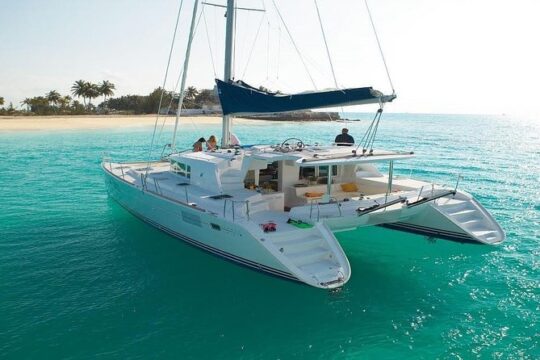 The best tour to Isla Mujeres on board a Catamaran, open bar and lunch included