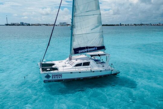 Luxury Catamaran tour to Isla Mujeres with transportation from Playa del Carmen