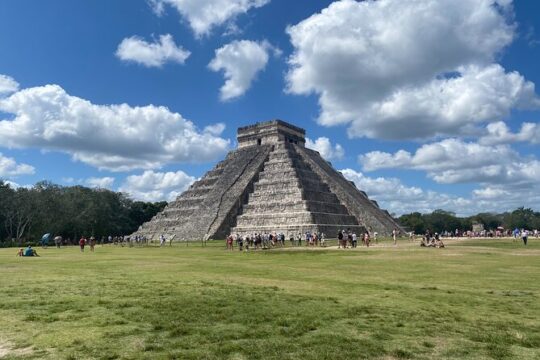 Discover the Maya ancient city Chichen Itza & 2 cenotes included