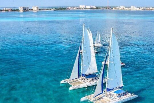 Full-Day Catamaran Tour to Isla Mujeres from Cancun with Lunch