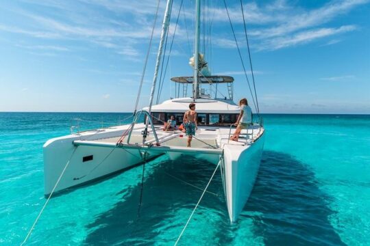 Catamaran Tour to Isla Mujeres, Open bar, Lunch, Snorkeling, Beach Club Included