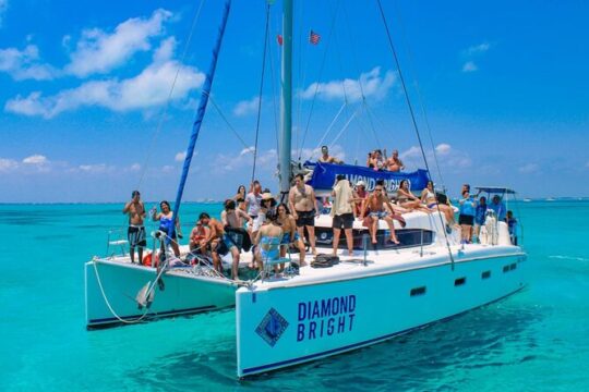 Luxury Catamaran tour to Isla Mujeres with Transportation from Cancun