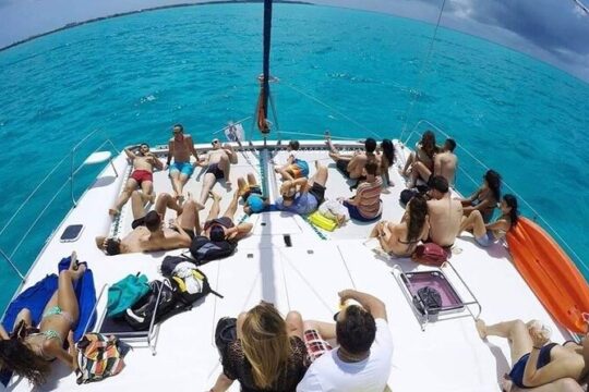 Catamaran Tour to Isla Mujeres from Cancún with Bar and Lunch