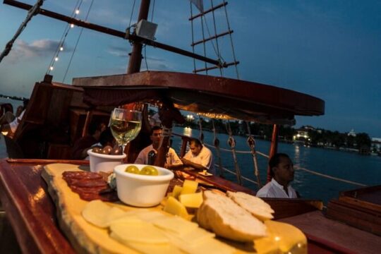 2x1 Romantic Columbus Dinner on the Lagoon aboard Spanish Galleon